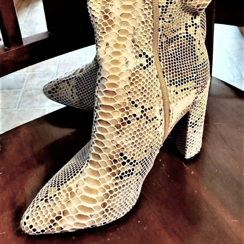 Size 8 Wonsi Knee High Faux Snakeskin Knee High Women's boots